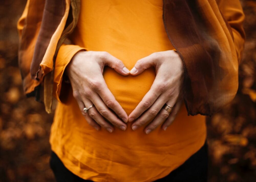孕婦在肚子上比愛心