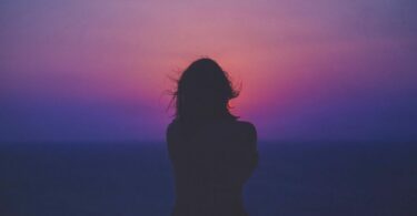女人背對看海