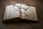 一副眼鏡和一本書