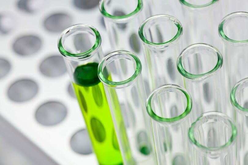 專利定序19肽 綠色液體在試管裡