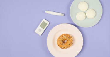 快速降血糖：三顆蛋、一個甜甜圈、降血糖的儀器