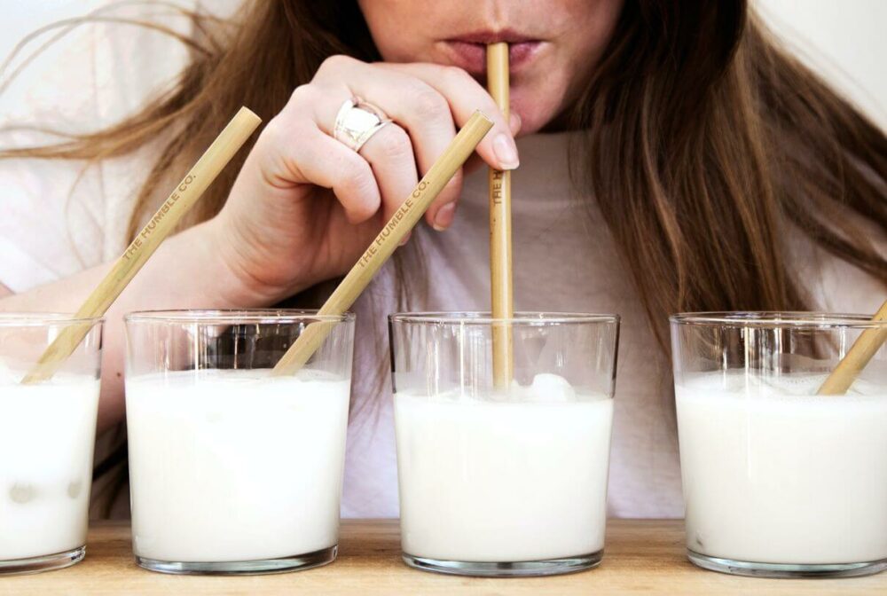 女生在喝4杯牛奶