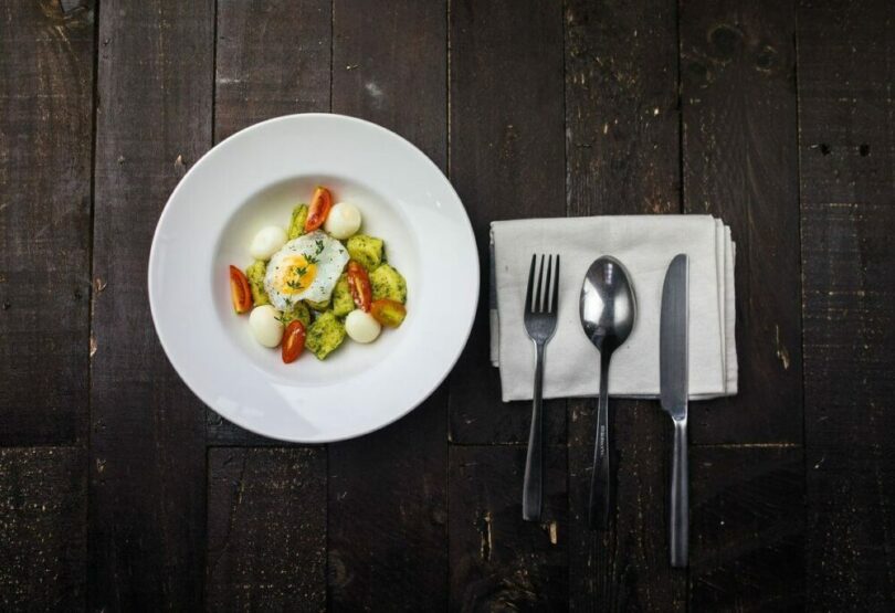 一盤健康食物配上叉子、湯匙和刀子
