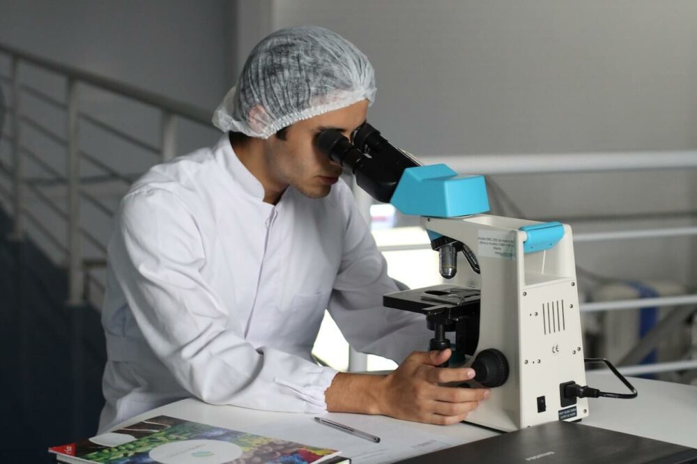 研究人員在使用顯微鏡