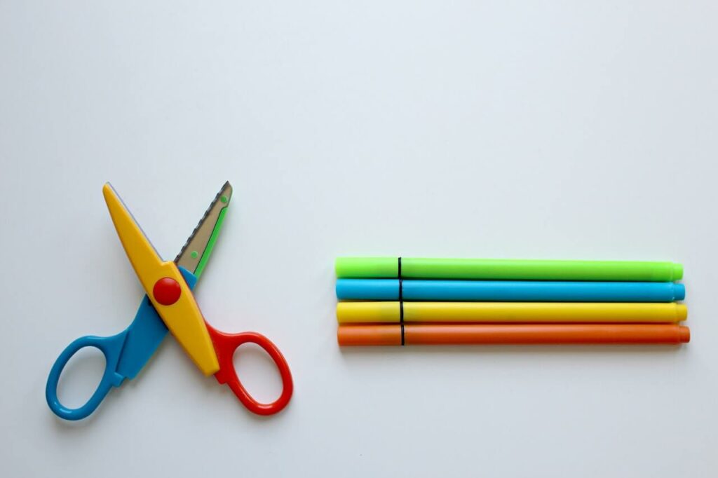 一把五顏六色的剪刀和四隻筆