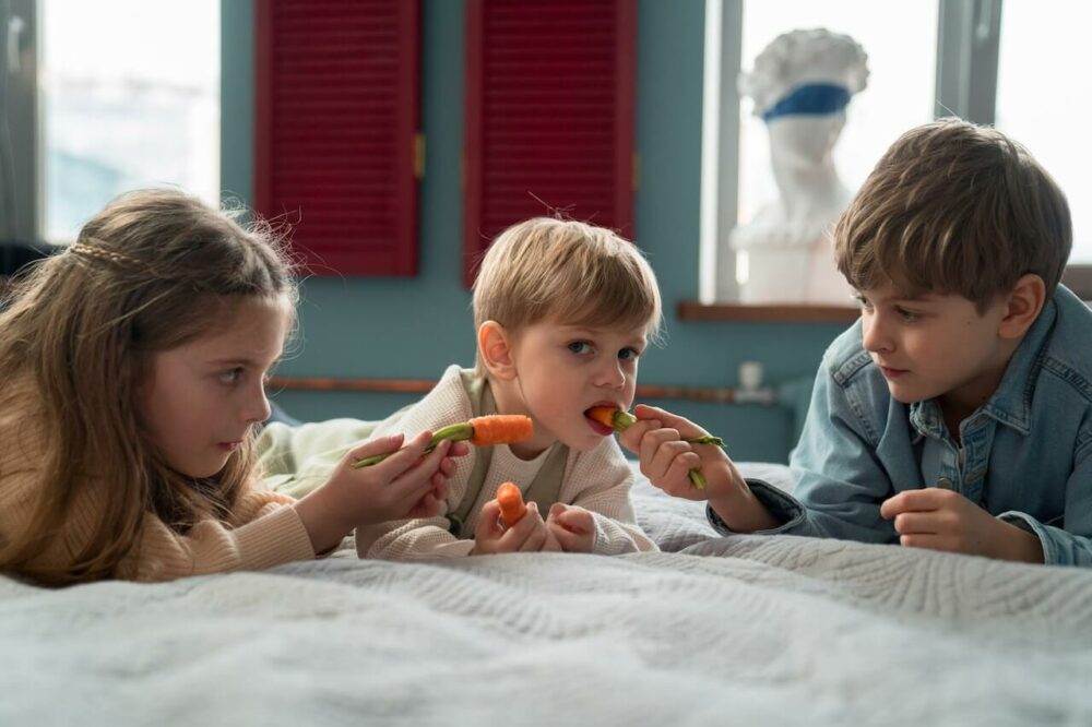 三個小朋友在吃蘿蔔