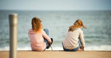 兩個女生在海邊聊天
