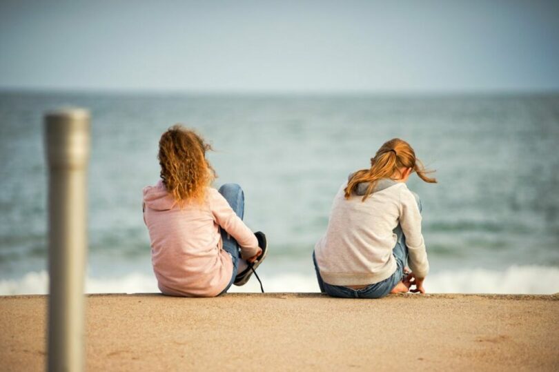 兩個女生在海邊聊天