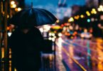 夜晚一個人在撐傘