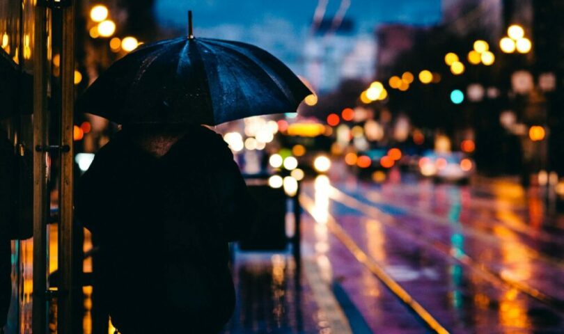 夜晚一個人在撐傘