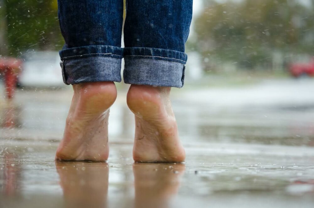 一雙腳在雨中漫步
