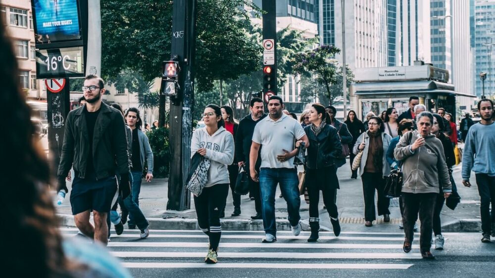 一群人在過馬路