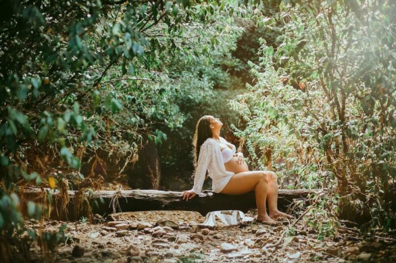 一個孕婦在森林