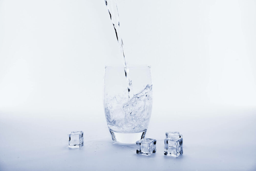 水倒入杯子裡