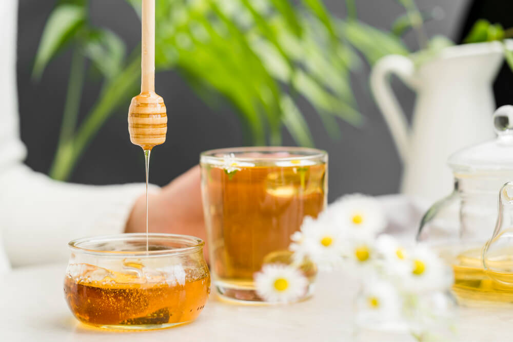 兩杯蜂蜜在桌上