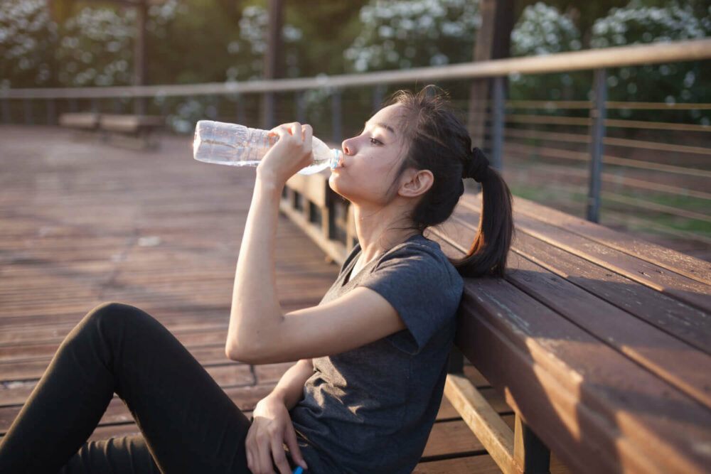 一個人在喝水