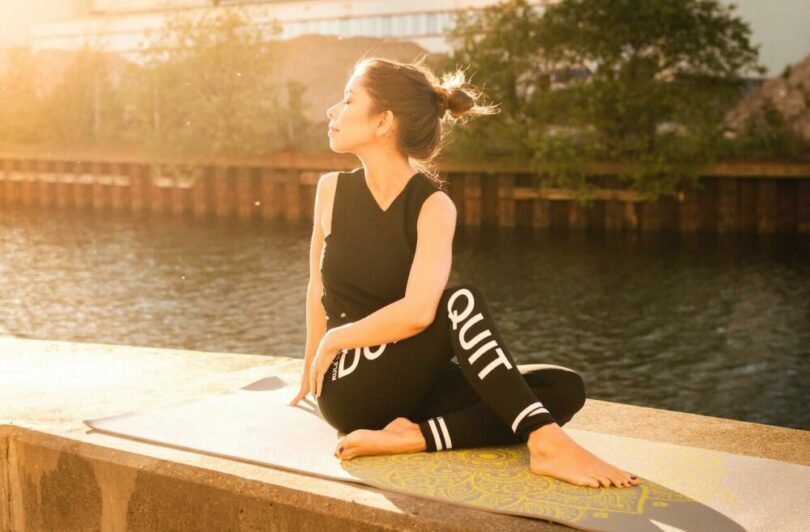 一個女生在曬太陽