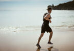 一個男人在沙灘上跑步