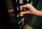 用拇指按電梯樓層按鈕